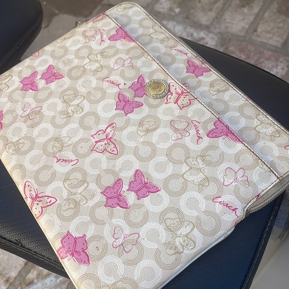 Brand new never used before vintage coach tablet case. - Picture 2 of 5